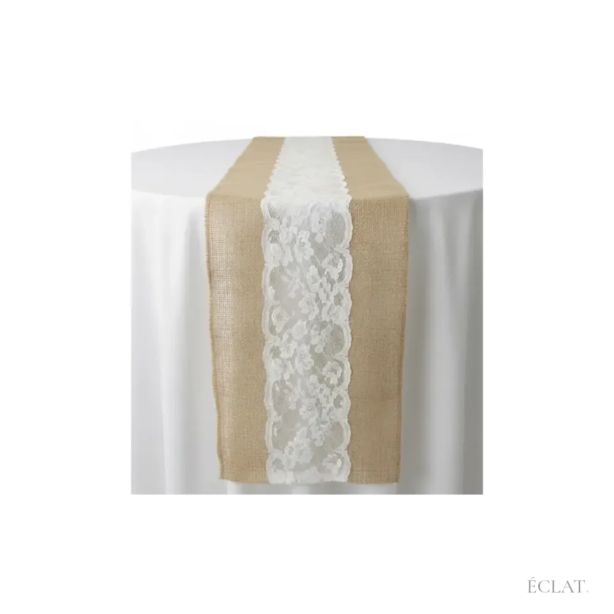 Location chemin de table jute et dentelle posé en travers d’une table ronde habillée de blanc