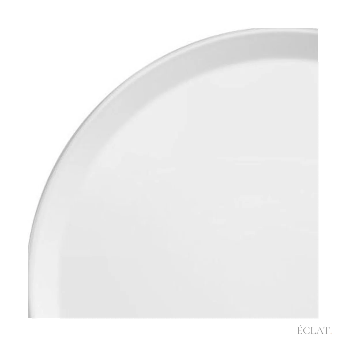 Courbe de l'aile d'une assiette plate en porcelaine fine blanche