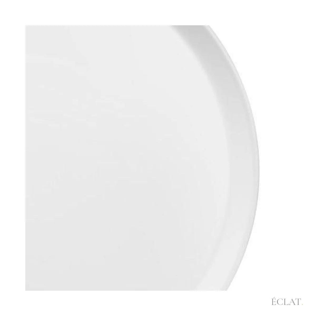 Bord fin d'une assiette plate en porcelaine blanche, vu de près