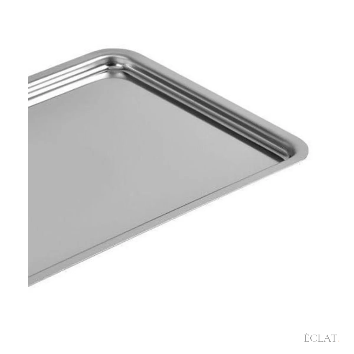 Surface lisse d'un plateau inox de service, en détail