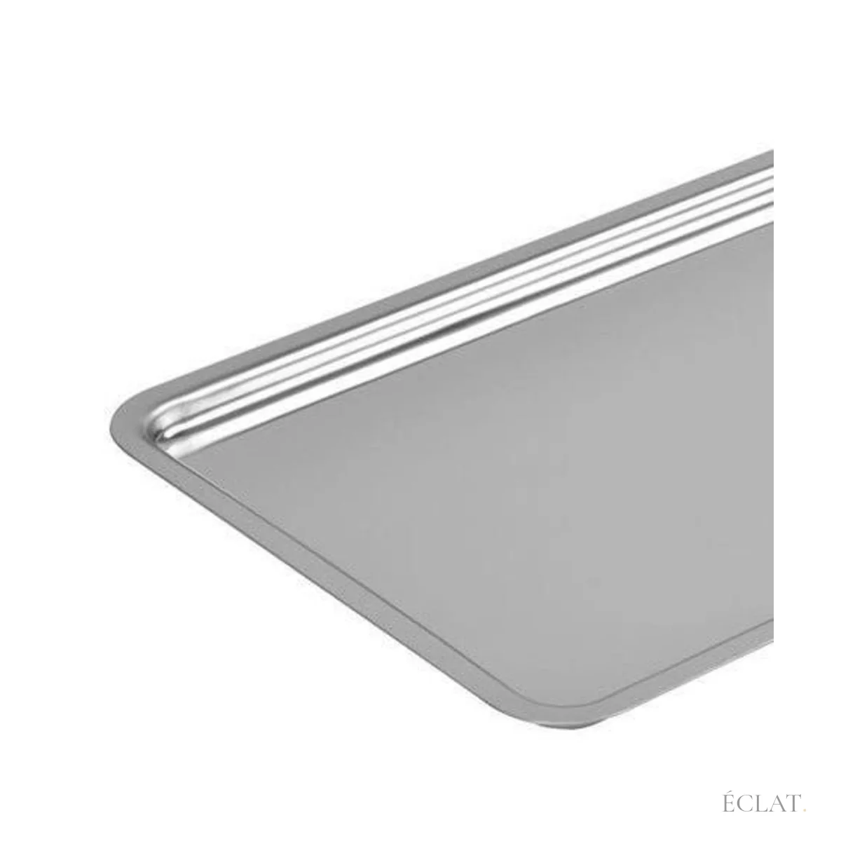 Coin arrondi et rebord d'un plateau de service en inox, vus de près