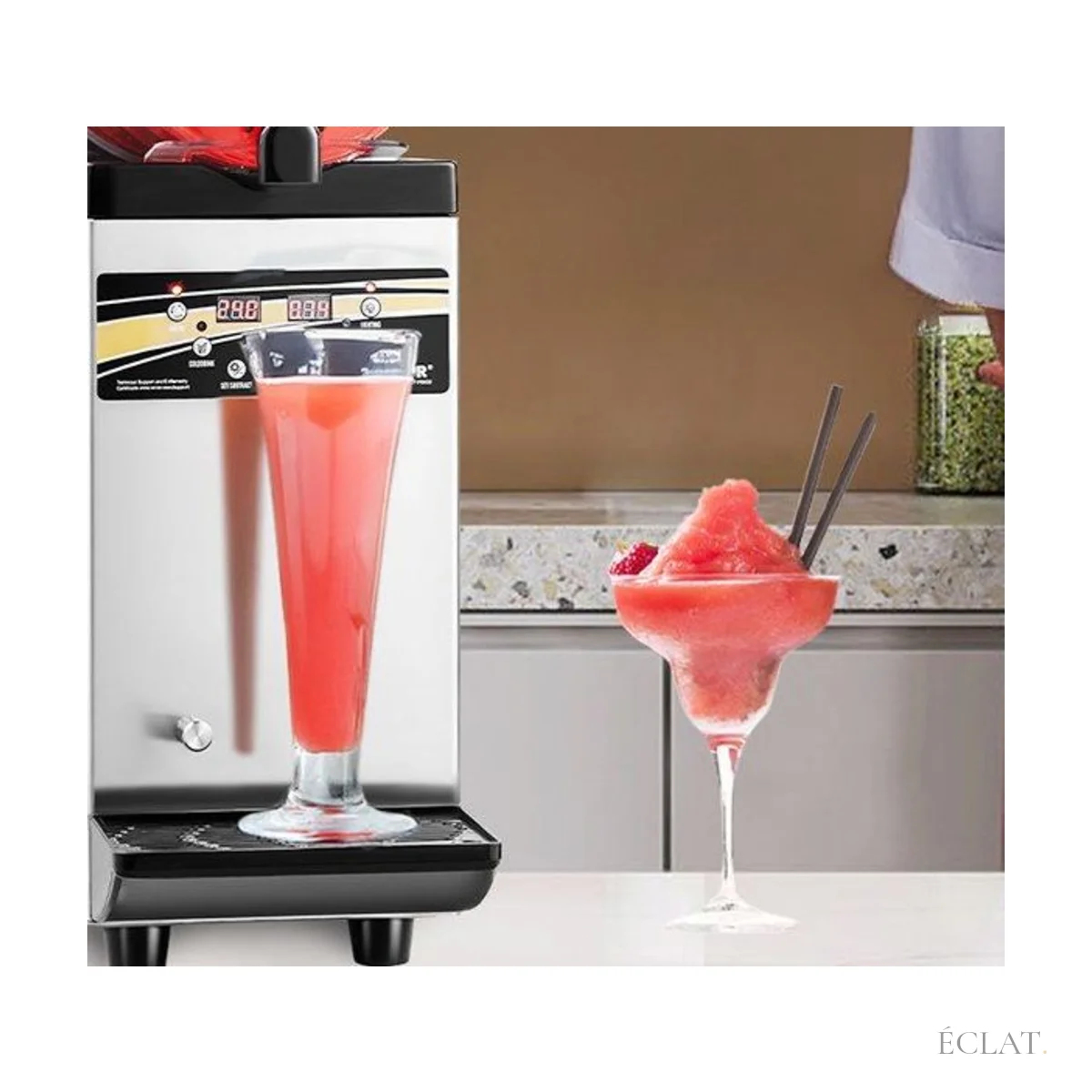 Granité à la fraise servi au robinet d'une machine à boissons glacées