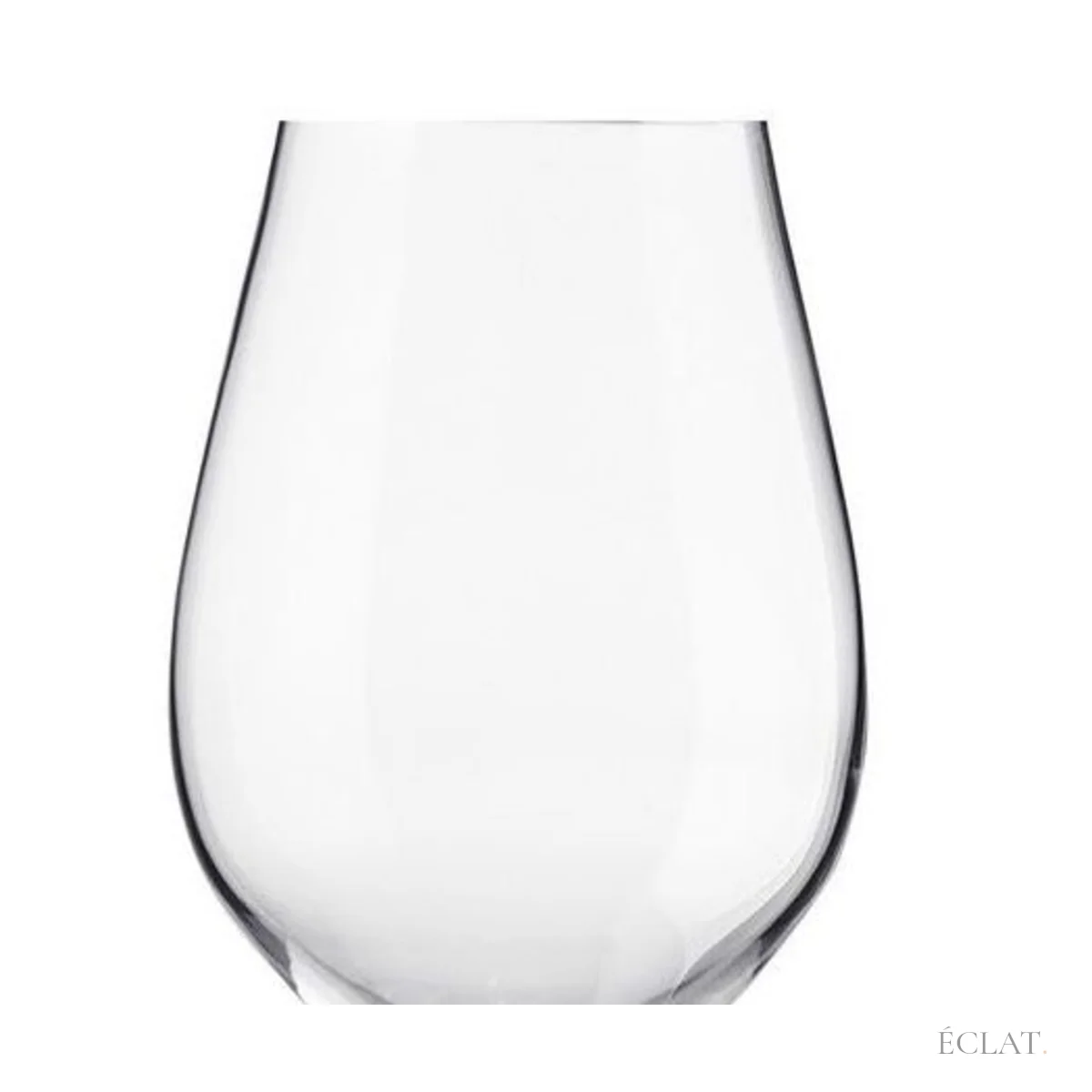 Calice galbé d'un verre à vin à pied en verre trempé, vu de près