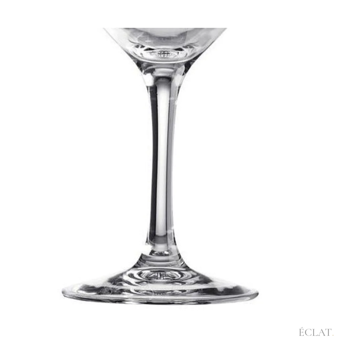 Jambe et pied d'un verre à vin en verre trempé transparent, en détail