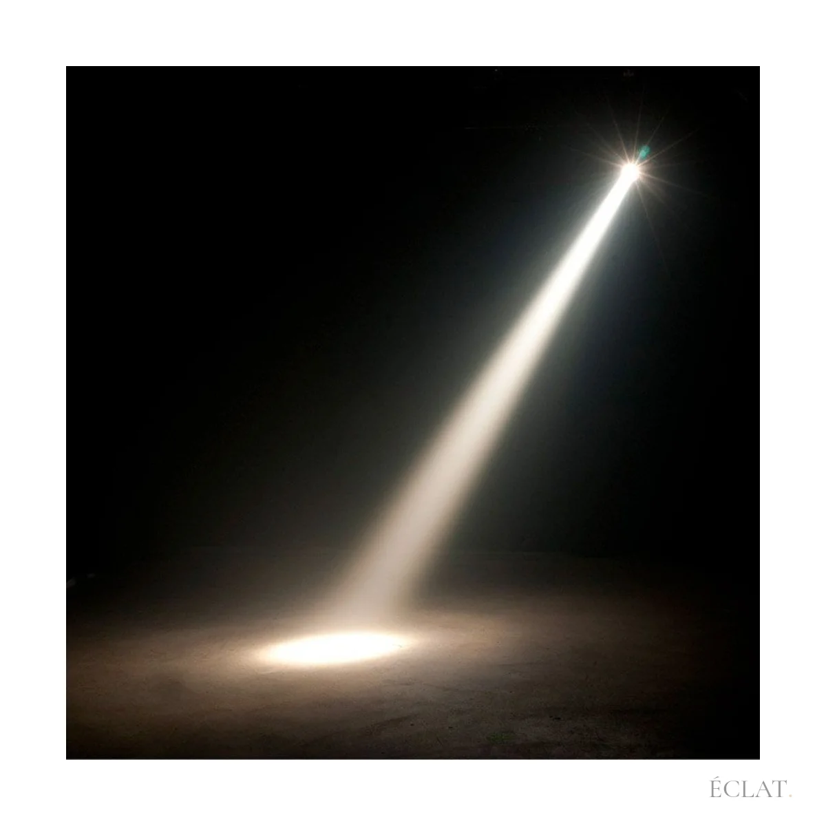 Faisceau étroit de lumière blanc chaud projeté dans la pénombre