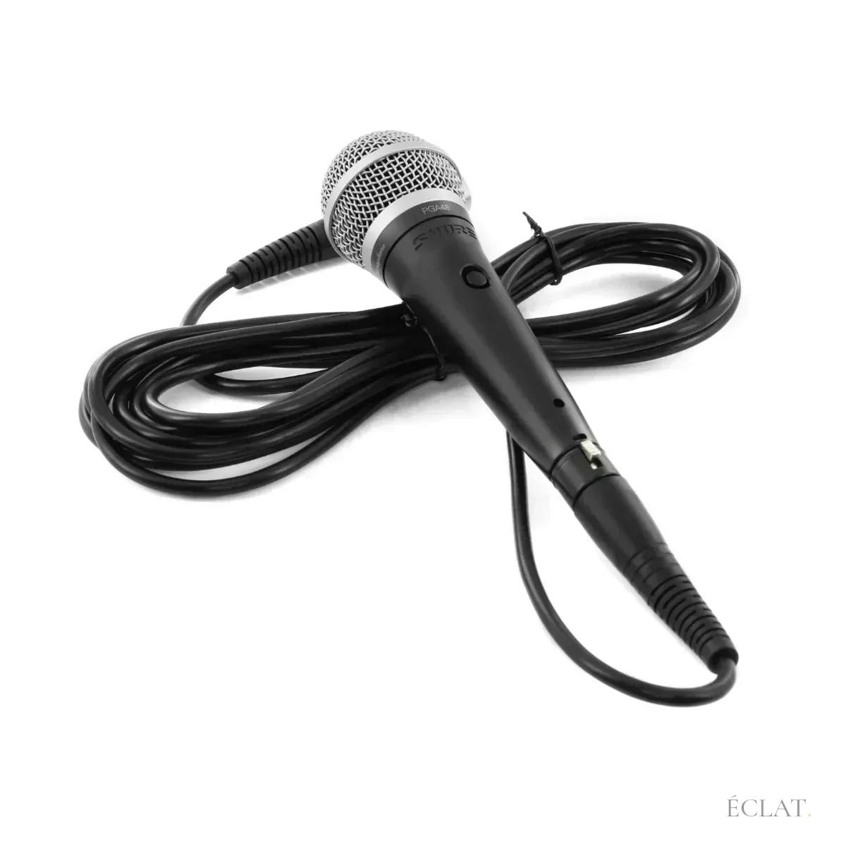 Micro Shure PGA48 avec son câble XLR de 4,6 m et sa pince de pied, prêt à brancher