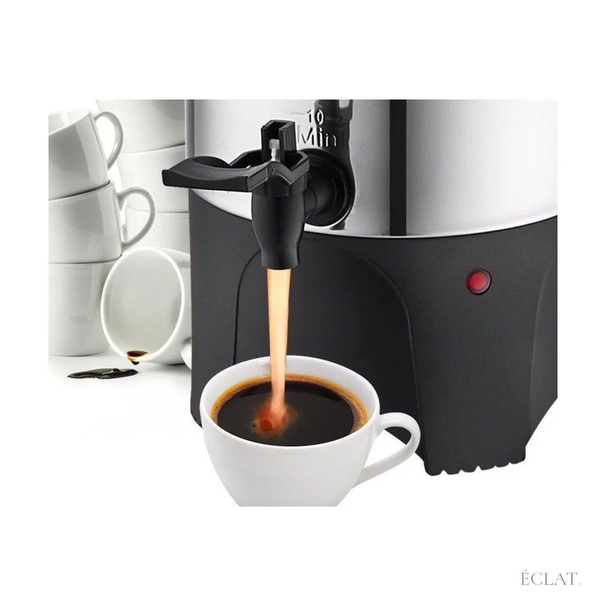 Robinet à poussoir d'un percolateur servant un café dans une tasse blanche
