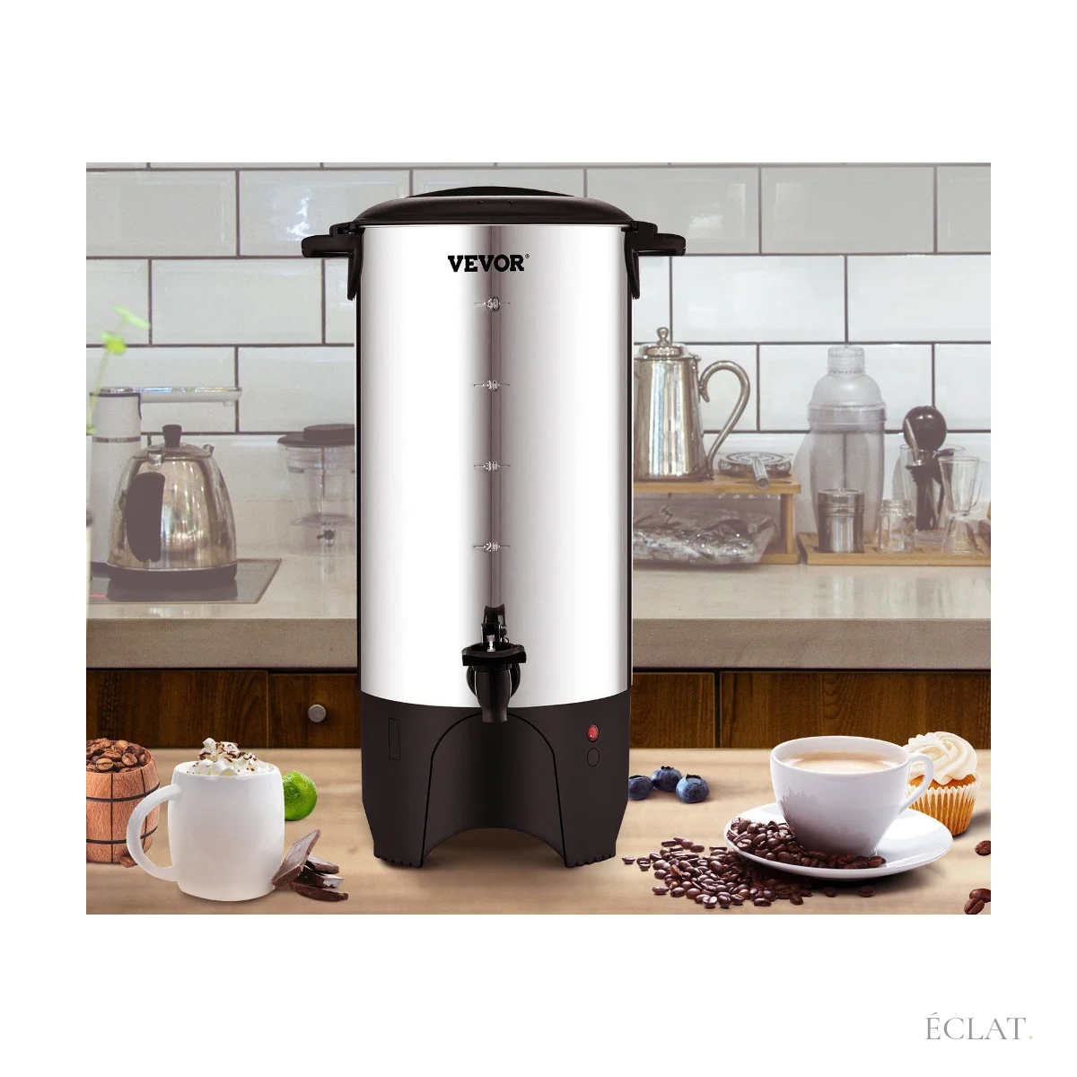 Percolateur inox posé sur un plan de travail, entouré de tasses de café