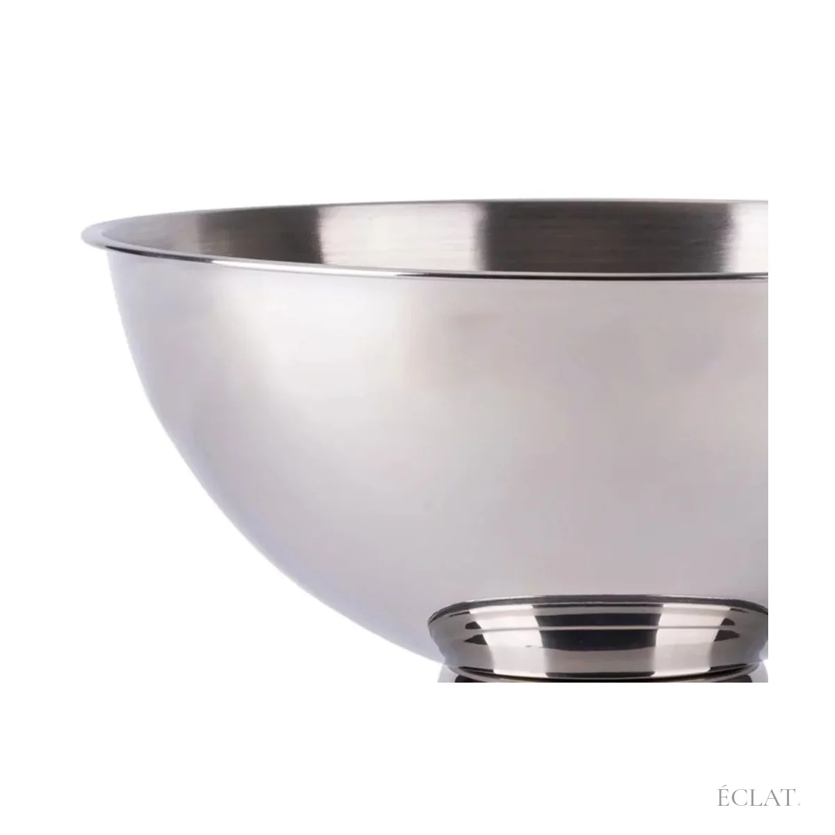 Intérieur poli de la vasque à champagne en inox, vu de près
