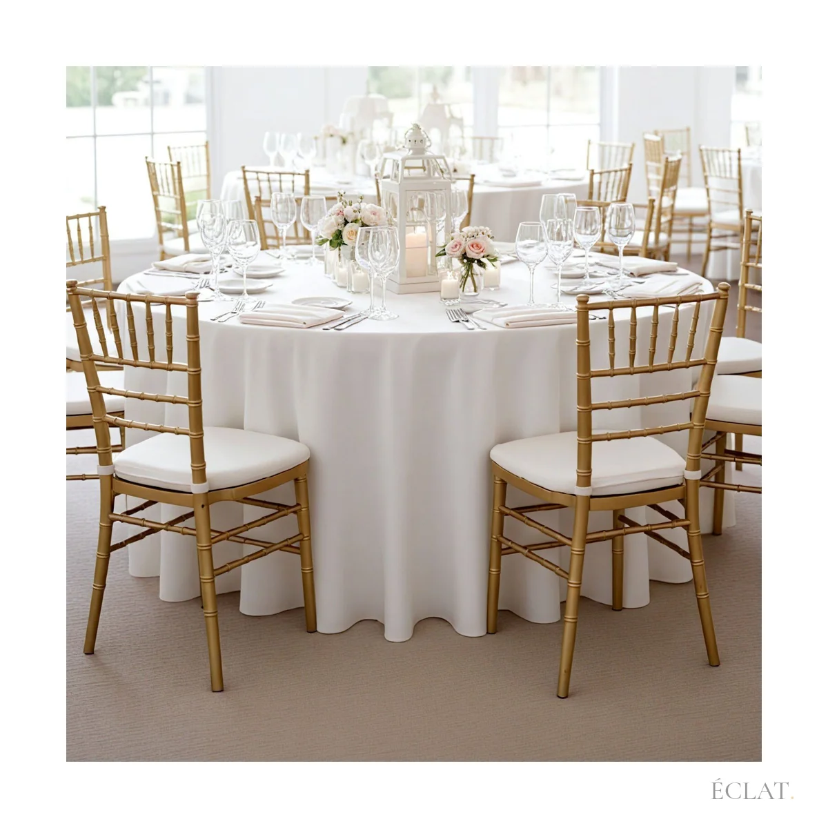 Grande nappe ronde blanche en polyester descendant jusqu’au sol, salle aux grandes fenêtres