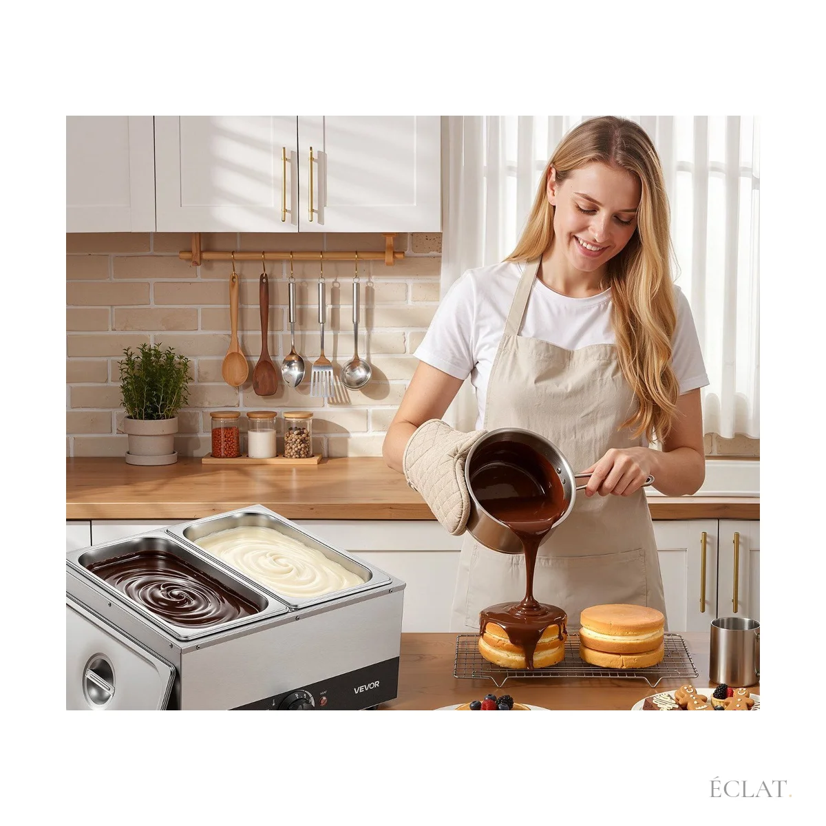 Chocolat fondu versé depuis le fondoir sur un gâteau, en cuisine