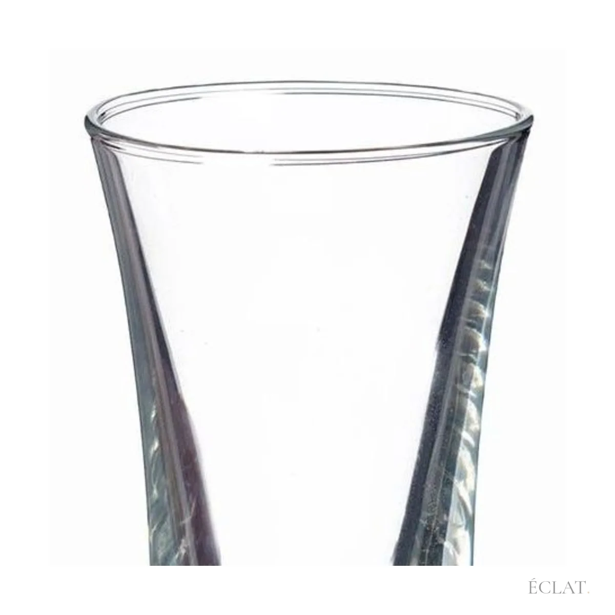 Buvant d'une verrine shot en verre transparent, vu de près