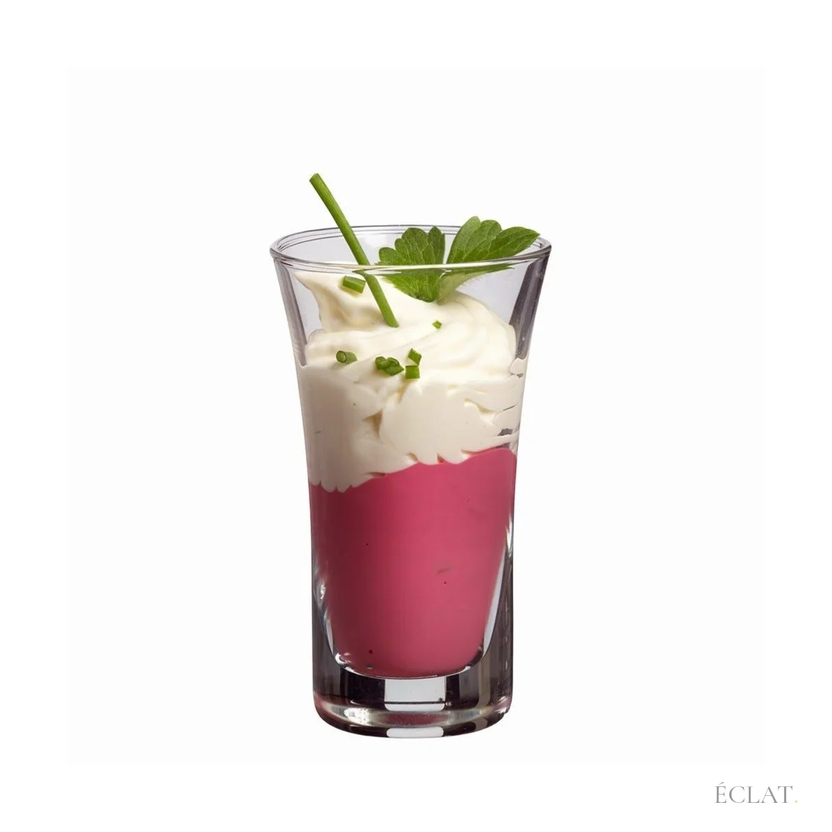 Verrine shot garnie d'une mise en bouche en couches, pour cocktail
