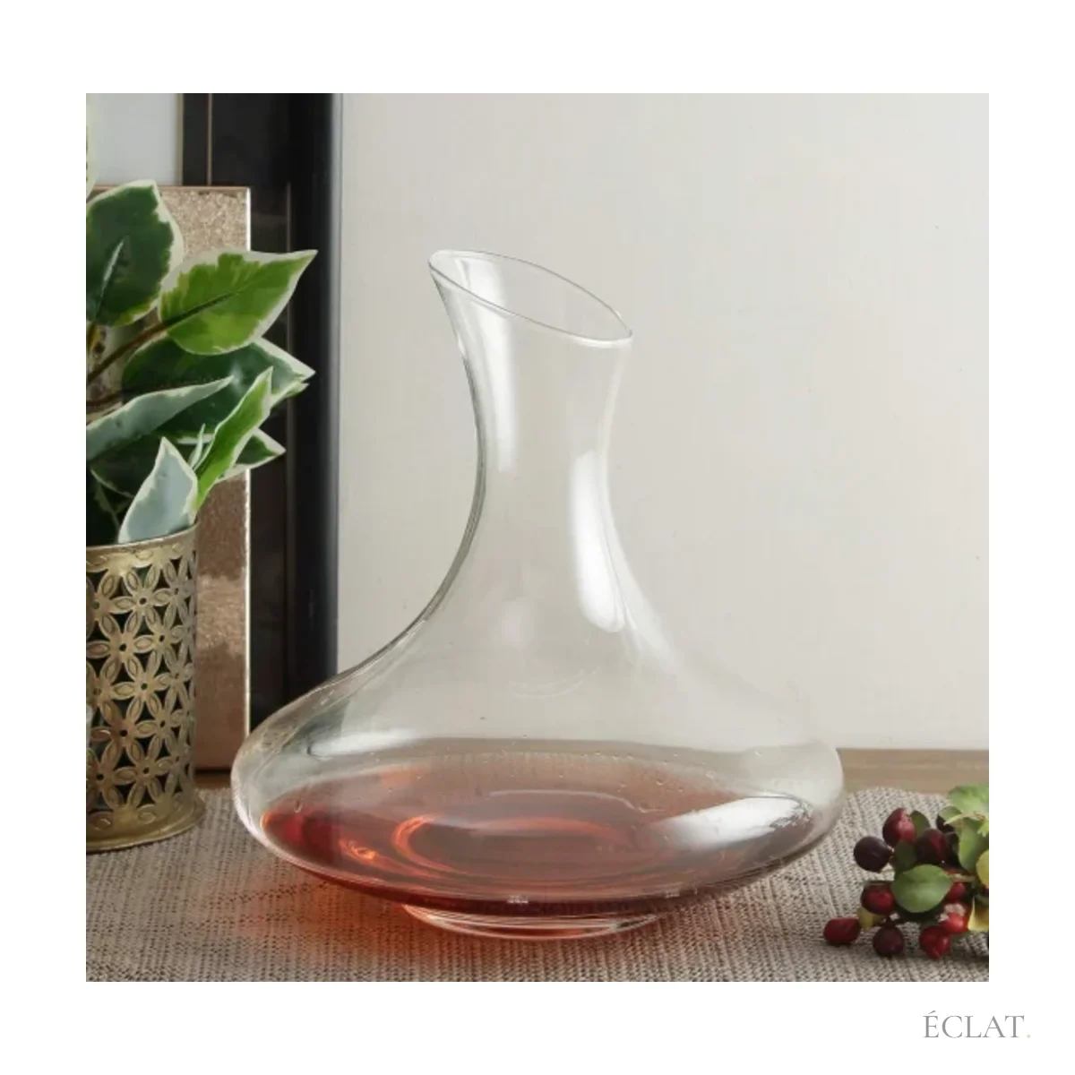 Détail du col et de la panse de la carafe à décanter en cristal en location