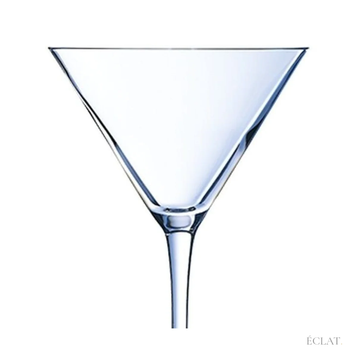Coupe conique d'un verre à cocktail en verre cristallin, vue de près