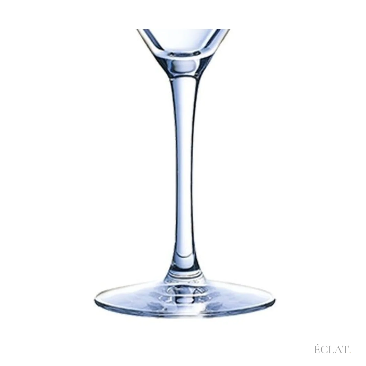 Pied fin et base d'un verre à cocktail transparent, en détail