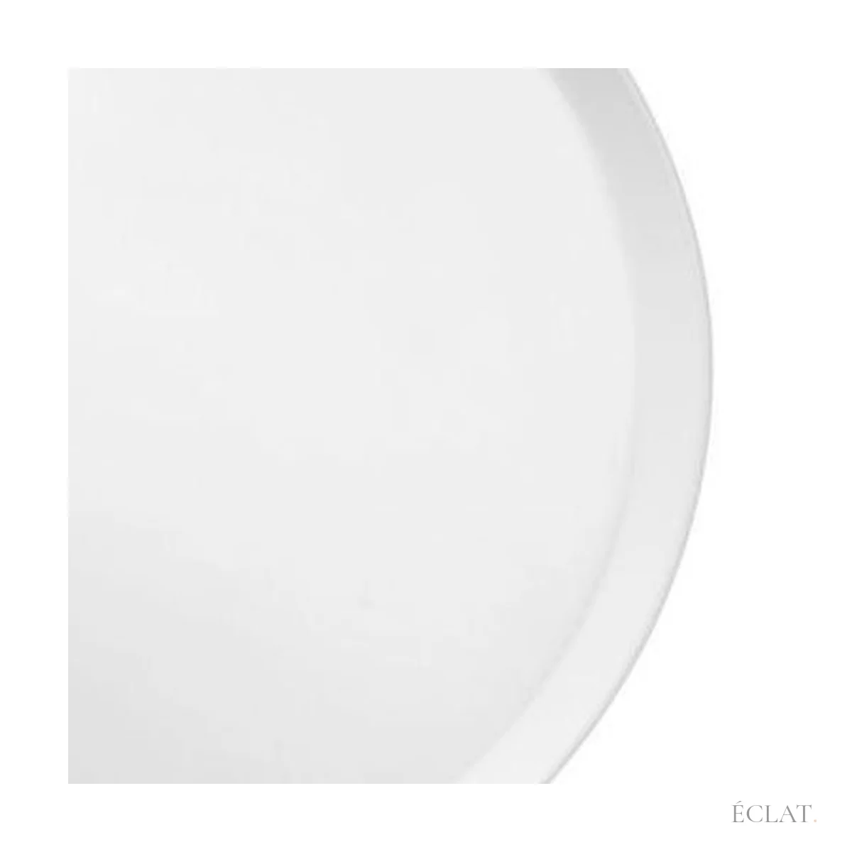 Bord fin d'une assiette à dessert en porcelaine blanche, vu de près