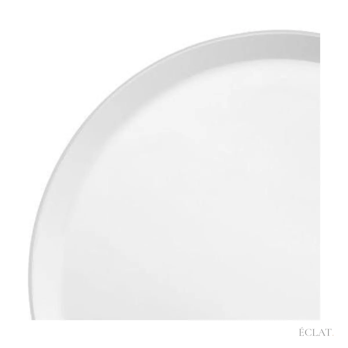 Aile d'une assiette à dessert en porcelaine fine blanche, en détail