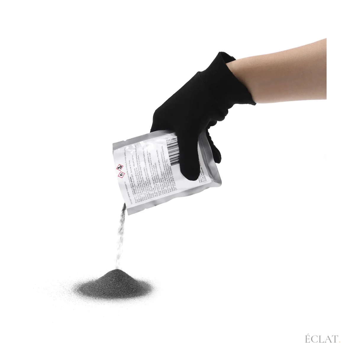 Recharge de poudre pour étincelles froides versée d'un sachet par une main gantée