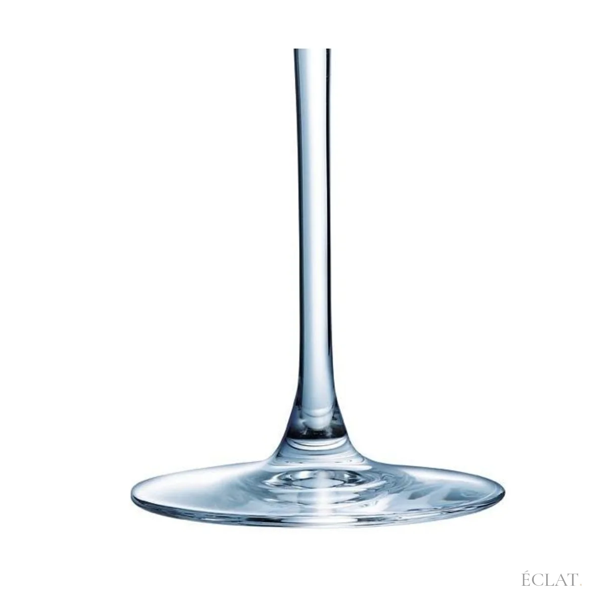 Pied élancé et base d'un verre ballon en verre transparent