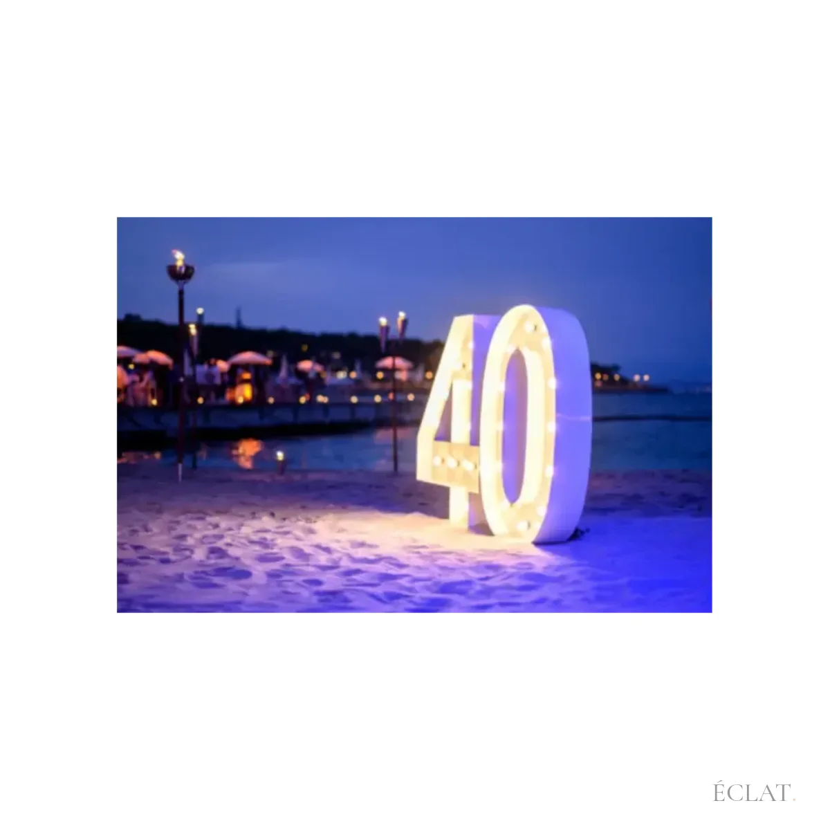 Chiffres lumineux 4 et 0 allumés de nuit sur une plage