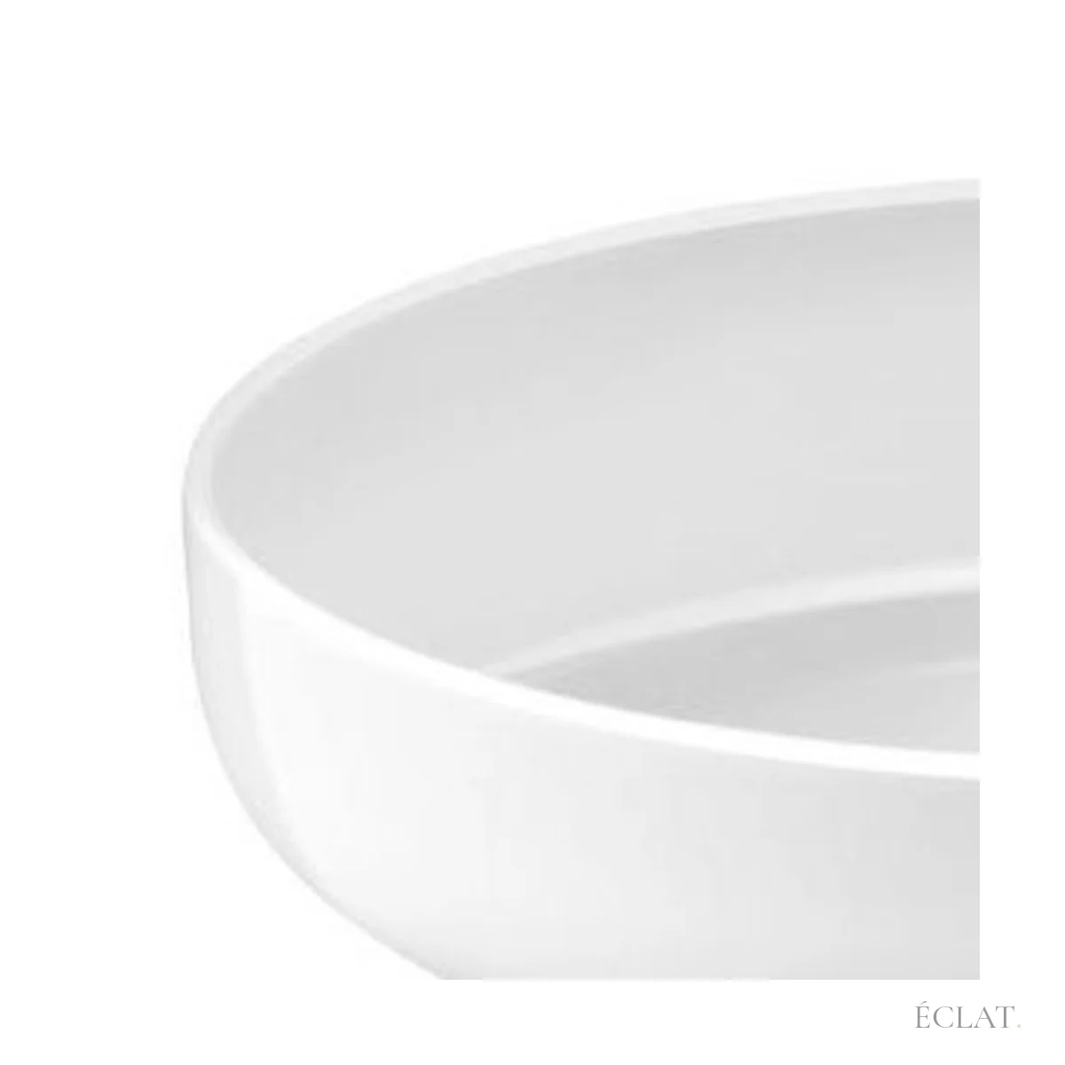 Bord relevé et arrondi d’une assiette creuse en porcelaine blanche, vu de près