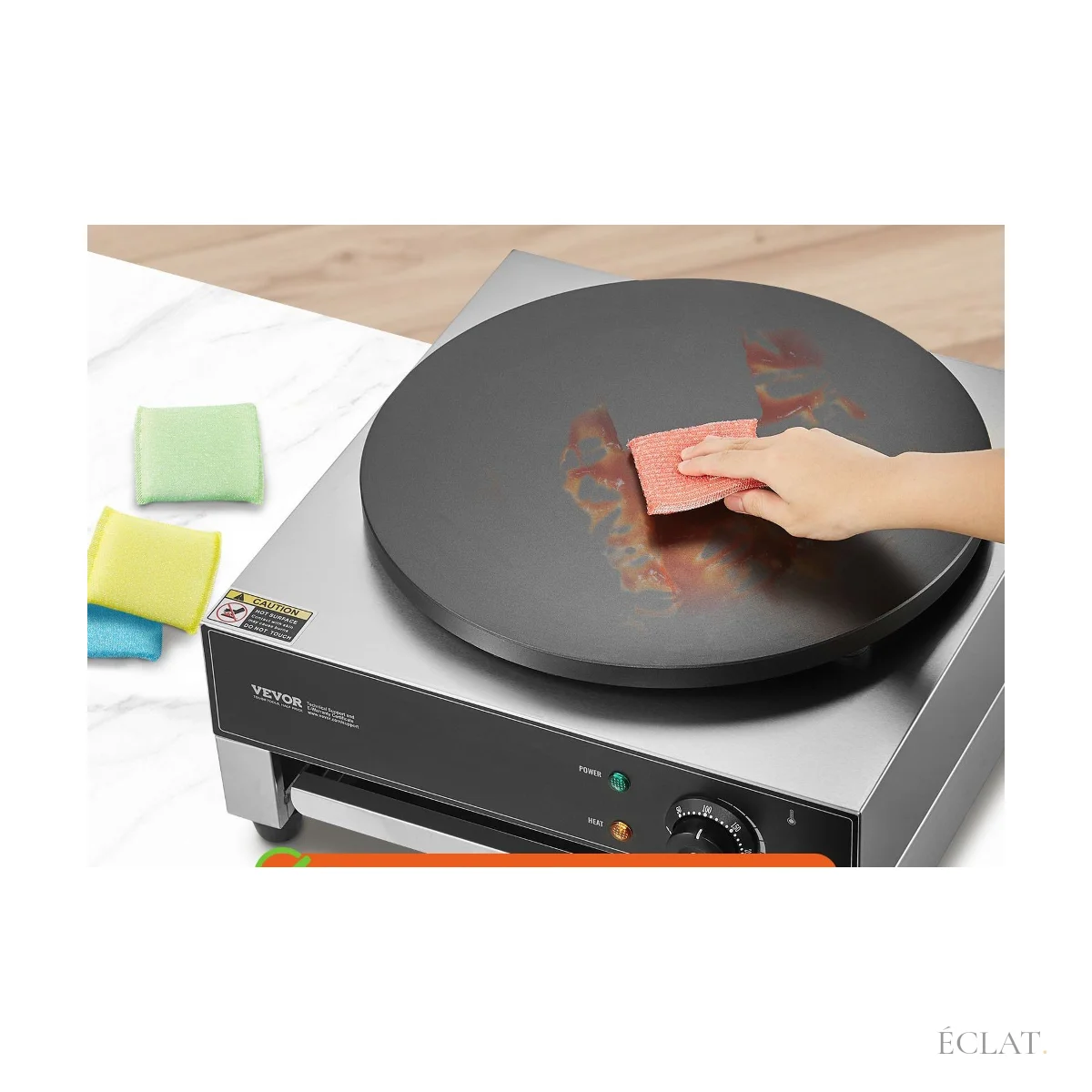Plaque antiadhésive d'une crêpière essuyée d'un coup d'éponge