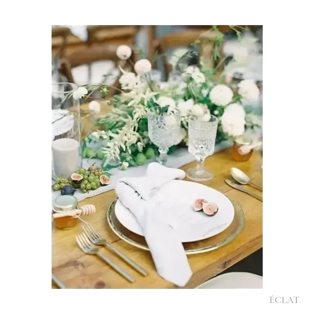 Table de mariage dressée avec une sous-assiette en verre à filet doré sous l’assiette