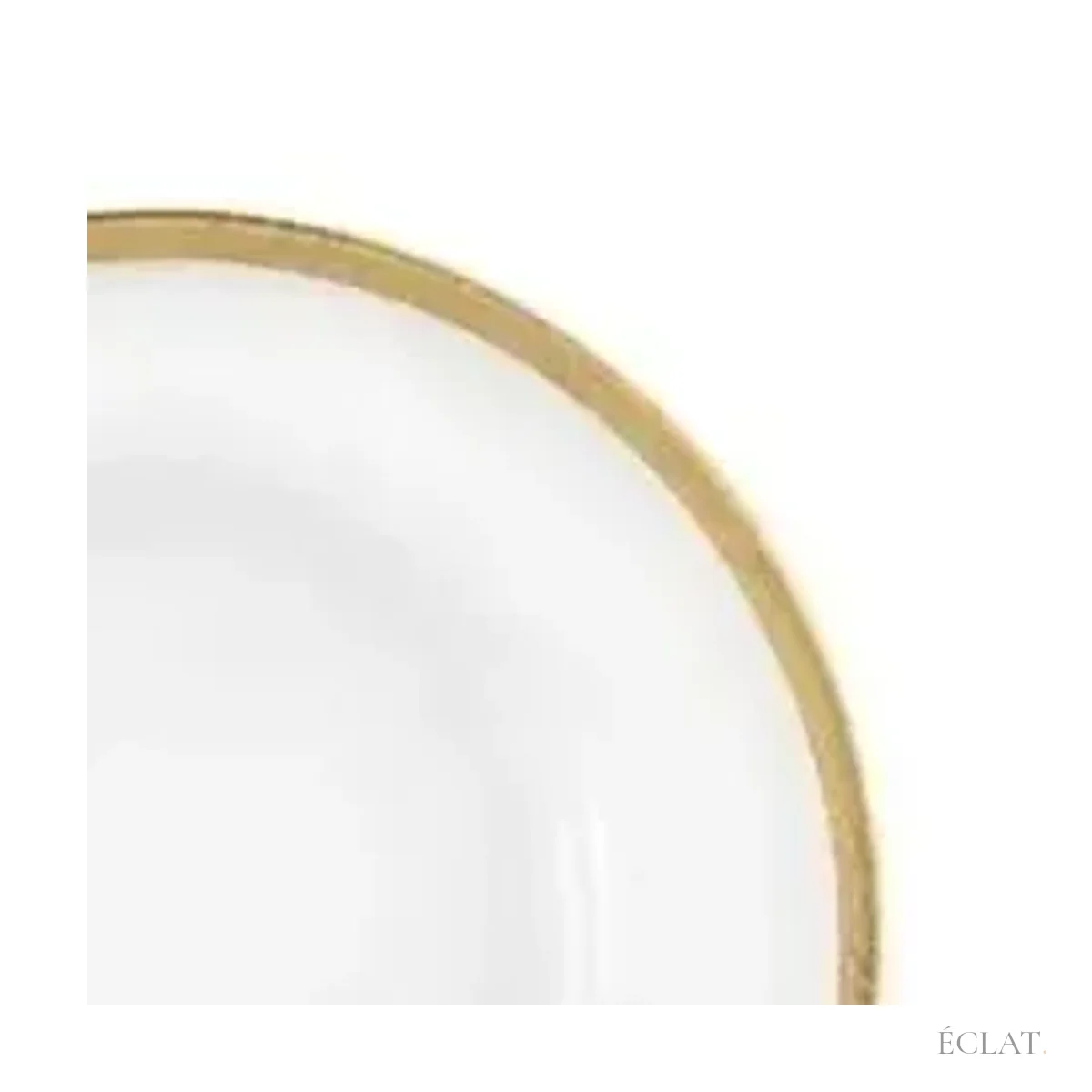Filet doré sur le pourtour d’une sous-assiette en verre transparent, vu de près