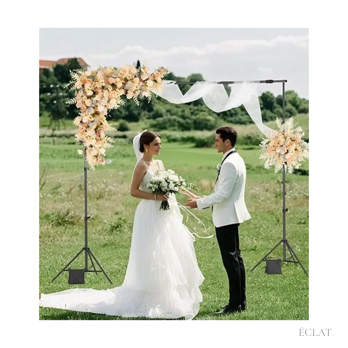Support de toile de fond fleuri encadrant une cérémonie de mariage en plein air