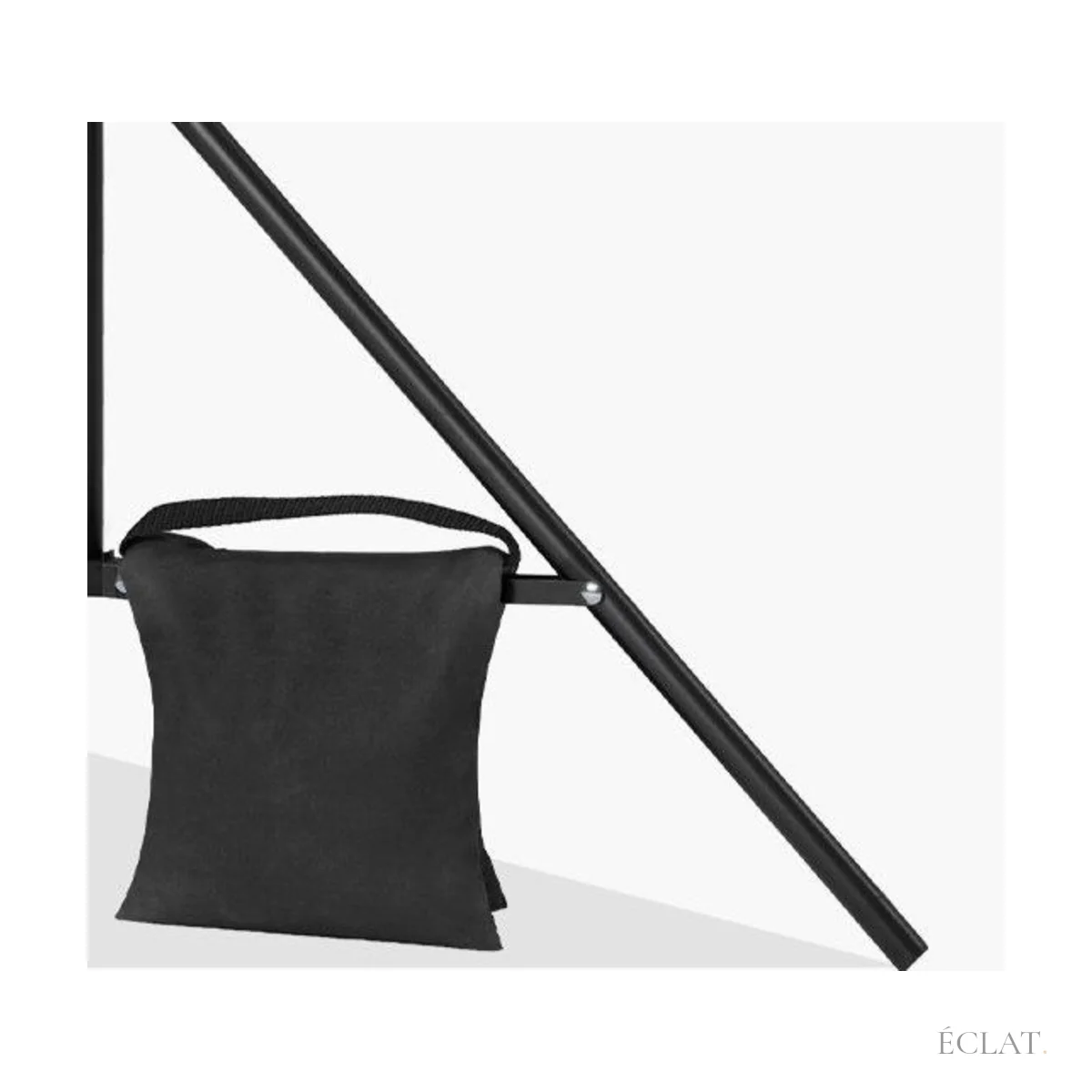 Trépied noir du support de toile de fond lesté d'un sac de sable