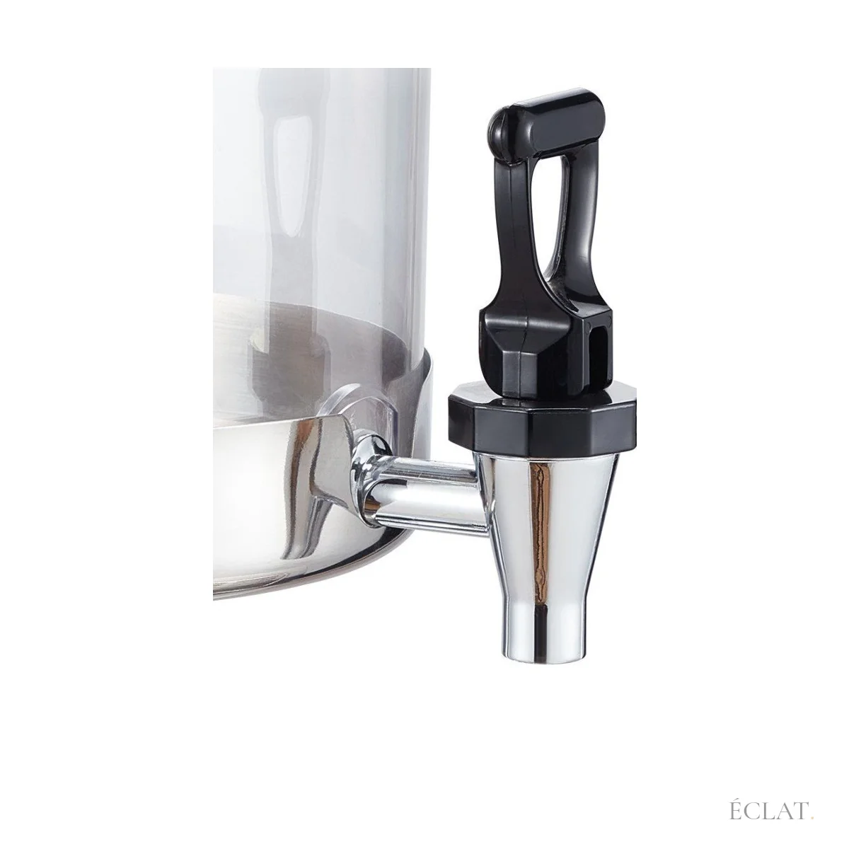 Robinet anti-gouttes en inox d'un distributeur de boissons, vu de près