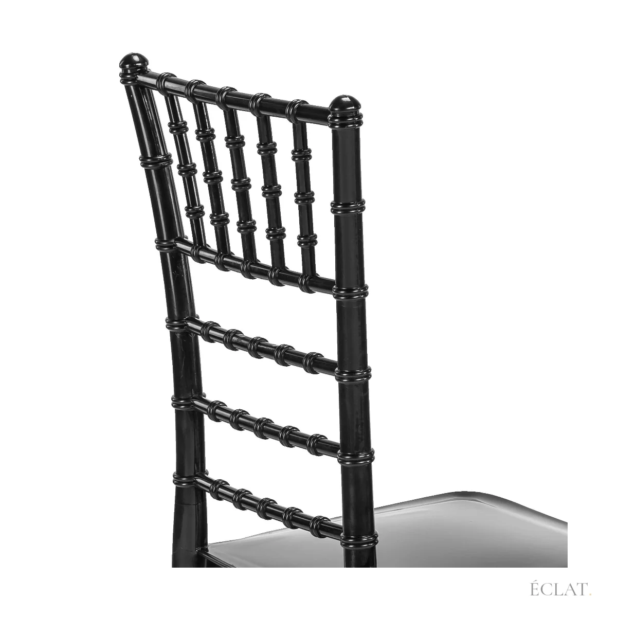 Détail du dossier à barreaux façon bambou d'une chaise Chiavari noire brillante