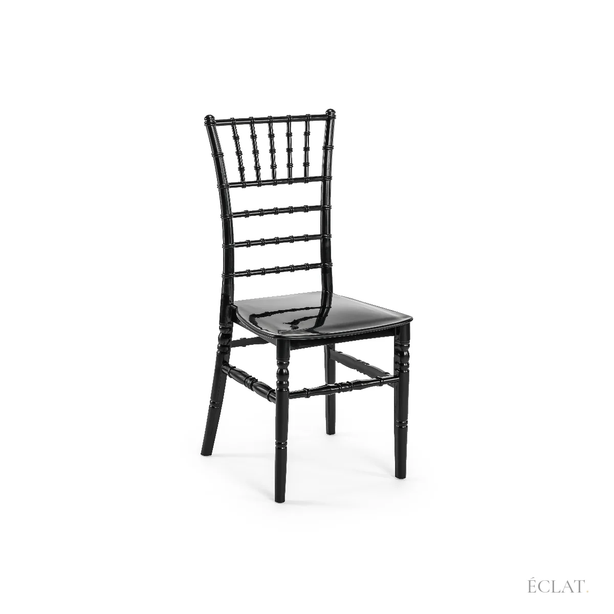 Chaise Chiavari noire vue de face, dossier droit et assise lisse, pour réception